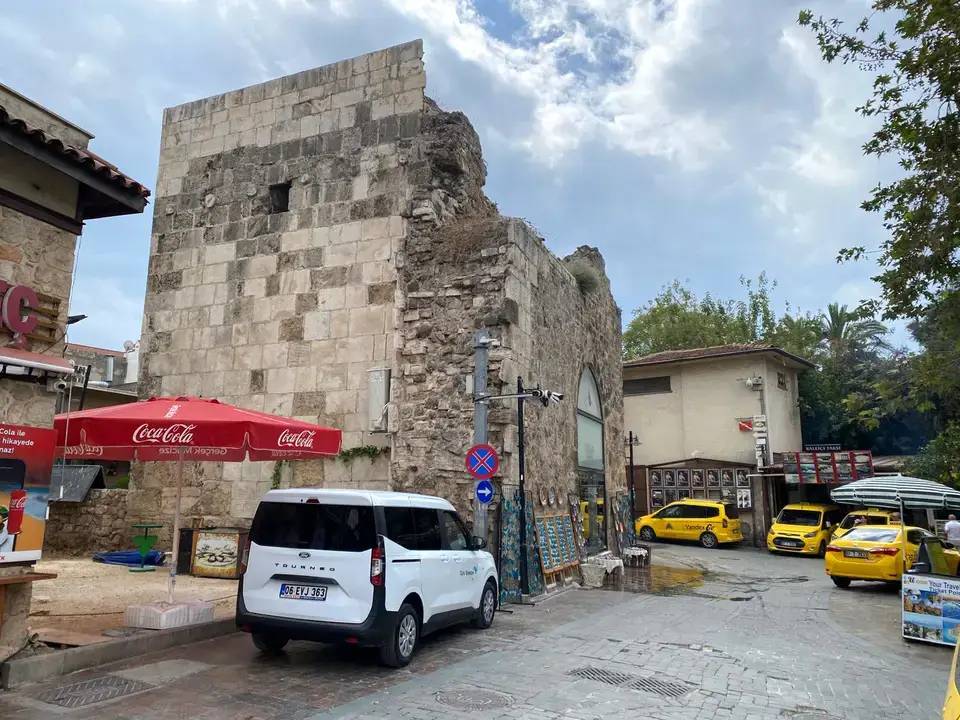 Kaleiçi'nde Tarihi Burcu Klima İçin Deldiler! 6